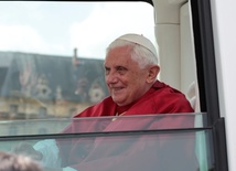 Papież nikogo nie zbudził, gdy złamał nadgarstek