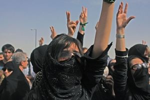 Iran: Gazem i pałkami w demonstrantów
