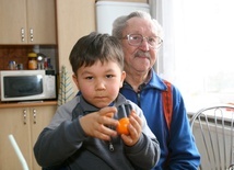Dziadek z wnuczkiem