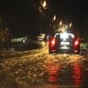 Brak prądu, woda opada, śnieg utrudnia jazdę