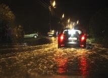 Brak prądu, woda opada, śnieg utrudnia jazdę