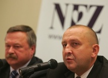 Prezes NFZ Jacek Paszkiewicz (P) oraz wiceprezes ds. medycznych Maciej Dworski (L)