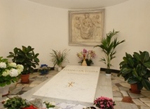 Kolędowanie przy grobie Jana Pawła II