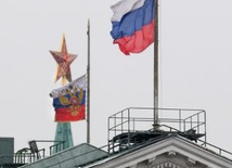 Opuszczone flagi na znak żałoby po tragedii w Permie