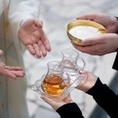 Biskup przestrzega przed symulacją Eucharystii