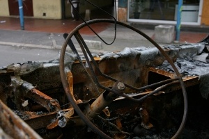 Wrak spalonego samochodu w Paryżu