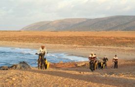 Opuszczamy Bengasi wraz z trojka libijskich skautow, którzy postanowili towarzyszyć nam honorowo przez 2 dni sztafety Przybieżeli do... Bengasi