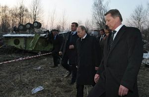 Tusk i Putin na miejscu katastrofy