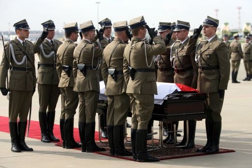 Trumna z ciałem prezydenta Lecha Kaczyńskiego otoczona przez żołnierzy kompanii reprezentacyjnej WP na płycie lotniska