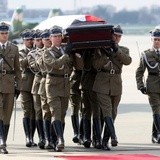 Żołnierze kompanii reprezentacyjnej WP z trumną z ciałem prezydenta Lecha Kaczyńskiego na płycie lotniska