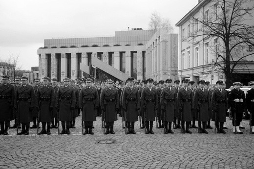 Przed katedrą polową w Warszawie