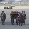 Żołnierze niosą trumnę z ciałem ostatniego prezydenta RP na uchodźstwie, Ryszarda Kaczorowskiego