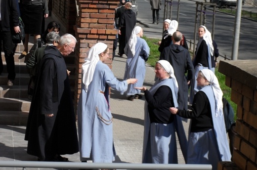 Mnisi i mniszki wybierają się na spacer po warszawskiej Starówce
