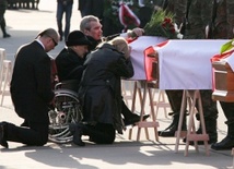 Rodziny ofiar przy trumnach z ciałami swoich bliskich