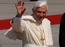 Papież odleciał do Portugalii