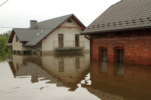 Służby sanitarne dezynfekują wodociągi