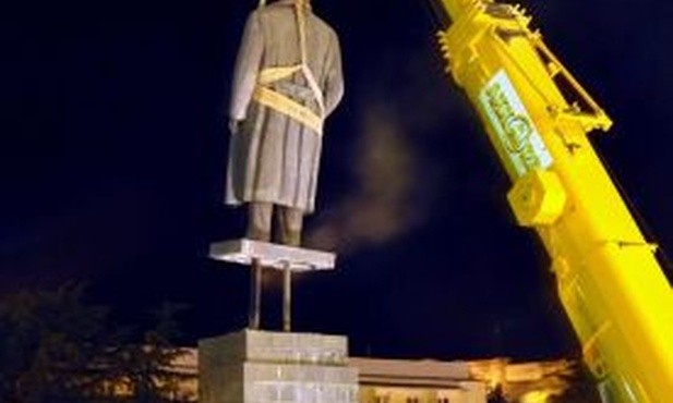 Gruzja pozbywa się pomników Stalina