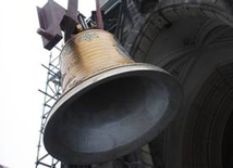Dzwon wypadł z kościelnej wieży