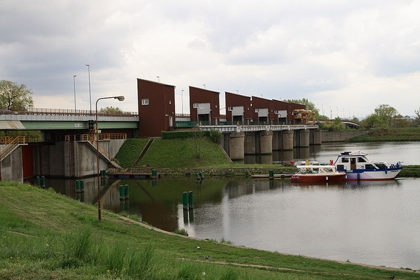 Barki zablokowały stopień wodny