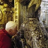 Benedykt XVI tak jak wszyscy pielgrzymi objął rzeźbę św. Jakuba