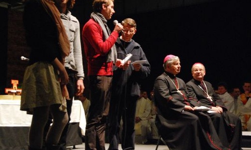 Do panelowej dyskusji o współczesnym Kościele i roli młodych bp Henryk Tomasik (drugi z prawej), zaprosił pasterza diecezji opolskiej bp. Andrzeja Czaję (pierwszy z prawej) Tam było miejsce dla Ciebie