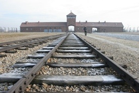 Oddają hołd ofiarom Auschwitz