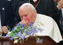 Procesja z relikwiami Jana Pawła II