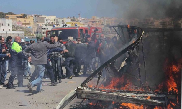 Lampedusa: Imigranci podpalili budynek parafii