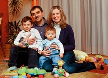 Tomasz i Anna Janicowie są zaangażowani w działalność Diakonii Życia. Na zdjęciu z synami Pawłem i Piotrusiem