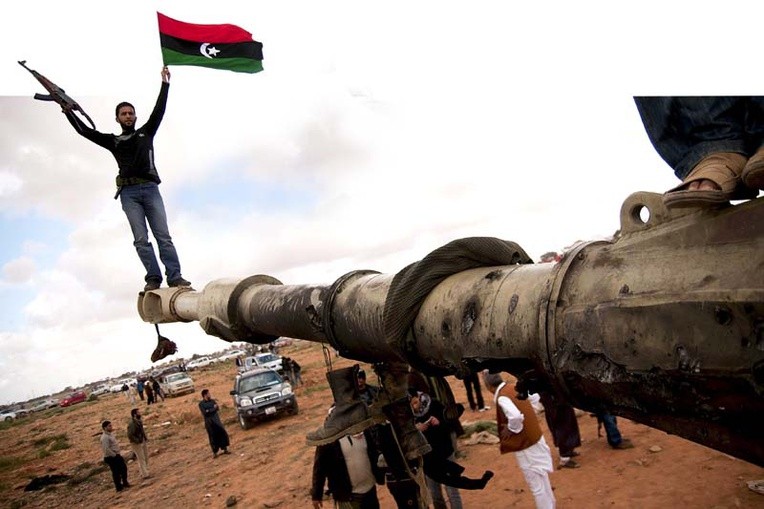Przeciwnicy Kaddafiego cieszą się po skutecznym nalocie NATO na kolumnę wojska wiernego dykatatorowi