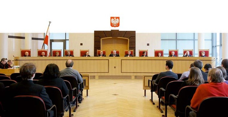 Prezes Trybunału Konstytucyjnego Andrzej Rzepliński odczytuje wyrok