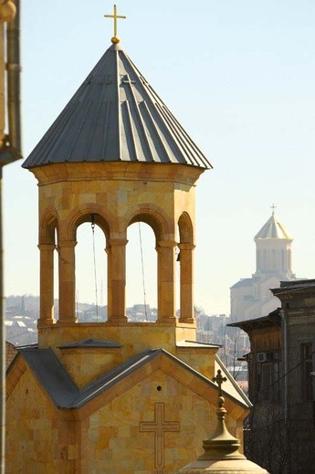 Tbilisi to miasto świątyń. Każdy, kto przechodzi w ich pobliżu, żegna się. W Polsce to rzadkość. 