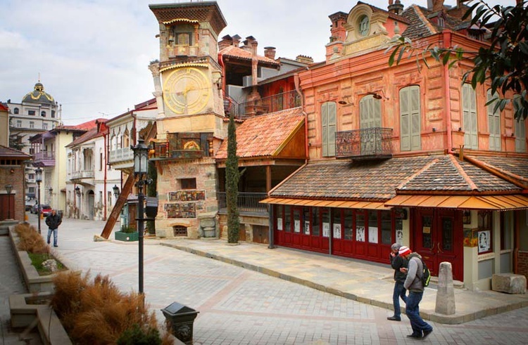Odnowiona część starówki w Tbilisi pełna jest oryginalnych, pięknych budynków.