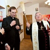 Od lewej: bp Adam Lepa, ks. Marek Gancarczyk i abp Sławoj Leszek Głódź
