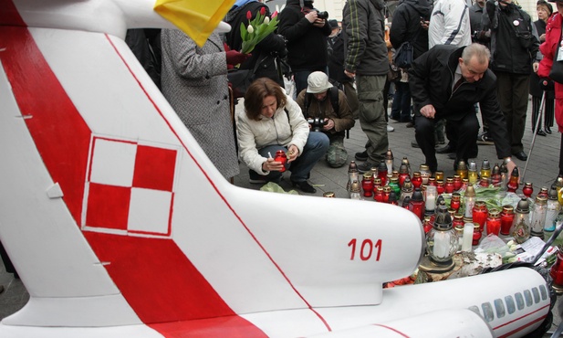 Przed Pałacem gromadzą się ludzie