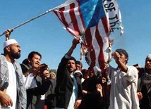 W proteście przeciwko spaleniu Koranu na Florydzie 1 kwietnia Afgańczycy spalili amerykańską flagę