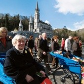 Setki tysięcy chorych przybywających co roku do Lourdes modli się o uzdrowienie 