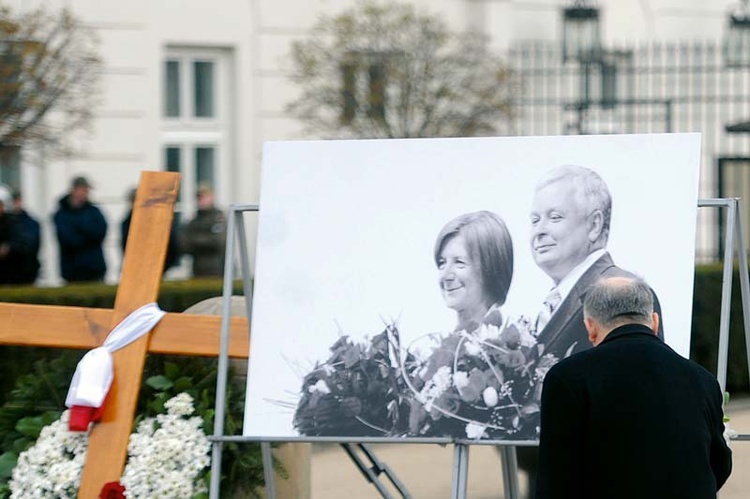 Jarosław Kaczyński obchody rocznicy tragicznej śmierci brata prezydenta, jego małżonki i 94 innych osób rozpoczął od modlitwy  i złożenia kwiatów  przed Pałacem Prezydenckim