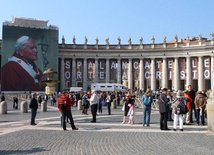 Jan Paweł II na kolumnadzie