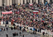 Plac św. Piotra zapełnia się pielgrzymami