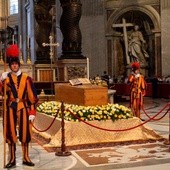 Ostatni wierni przeszli przed trumną Jana Pawła II