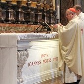 Pierwsza Msza przy grobie bł. Jana Pawła II