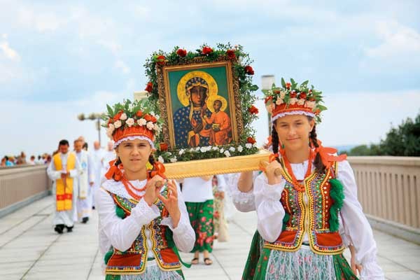 Procesja podczas uroczystości MB Częstochowskiej 