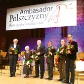 Od lewej: prof. Andrzej Bochenek, Danuta Szaflarska, Światosław Świacki, Krzysztof Dzierma, Waldemar Popek z WL (w imieniu Olgi Tokarczuk) i Jacek Dehnel