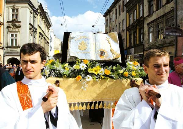 W procesji z Wawelu na Skałkę oprócz relikwii św. Stanisława po raz pierwszy niesiono także relikwiarz z krwią bł. Jana Pawła II 