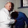 	Jan Paweł II w czasie wizyty w więzieniu Rebibbia, w celi swego niedoszłego zabójcy Alego Agcy. Rzym 27 grudnia 1983 r. Papież kilka dni po zamachu wybaczył Agcy, a później powtórzył to w czasie rozmowy z nim w cztery oczy. W czasie rozmowy Agca pytał się przede wszystkim o znaczenie orędzia fatimskiego i jego związek z datą zamachu, którego dokonał