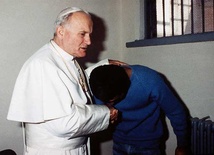 	Jan Paweł II w czasie wizyty w więzieniu Rebibbia, w celi swego niedoszłego zabójcy Alego Agcy. Rzym 27 grudnia 1983 r. Papież kilka dni po zamachu wybaczył Agcy, a później powtórzył to w czasie rozmowy z nim w cztery oczy. W czasie rozmowy Agca pytał się przede wszystkim o znaczenie orędzia fatimskiego i jego związek z datą zamachu, którego dokonał