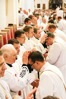Gest nałożenia rąk na głowy kandydatów do święceń kapłańskich oznacza moc Ducha Świętego potrzebną w pracy duszpasterskiej