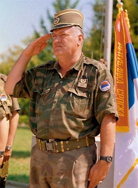 Gen. Ratko Mladić dowodził wojskami bośniackich Serbów podczas wojny na Bałkanach. Jest oskarżony o zbrodnie wojenne, zbrodnie przeciwko ludzkości i zbrodnię ludobójstwa