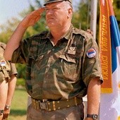 Gen. Ratko Mladić dowodził wojskami bośniackich Serbów podczas wojny na Bałkanach. Jest oskarżony o zbrodnie wojenne, zbrodnie przeciwko ludzkości i zbrodnię ludobójstwa